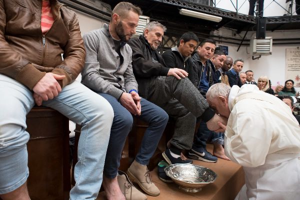 Pope Francis washes inmates’ feet at Rome’s Regina Coeli Prison on Holy Thursday, March 29, 2018. Vatican Media.