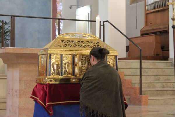 Marie France prays in front of the relics of St. Hildegard, Eibingen, Sept. 17, 2012. Credit: Les Jardins de Sainte-Hildegarde