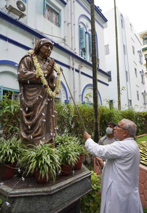 Kolkata Archbishop Thomas D’Souza places garland around the statue of St. Teresa of Kolkata in front of the archbishop’s house in Kolkata, India, Sept. 5, 2023. Credit: Anto Akkara