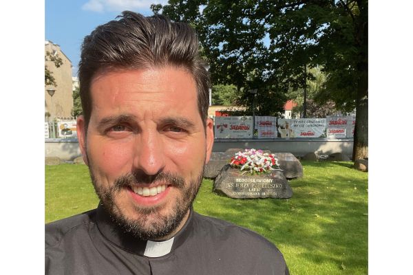 Father Michael Niemczak at the grave of Blessed Jerzy Popieluszko. Courtesy of Father Michael Niemczak