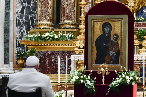 Pope Francis venerates the Salus Populi Romani icon in the Basilica of St. Mary Major on Dec. 8, 2023. Credit: Vatican Media