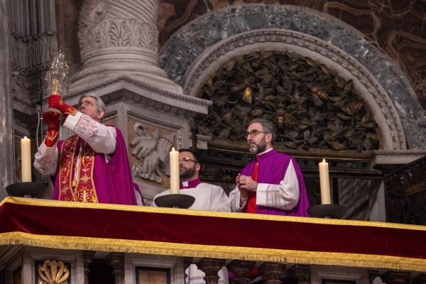 It is silent in the Basilica of St. Peter as all look up to glimpse the relic of the Holy Lance. Credit: Daniel Ibáñez/EWTN Vatican