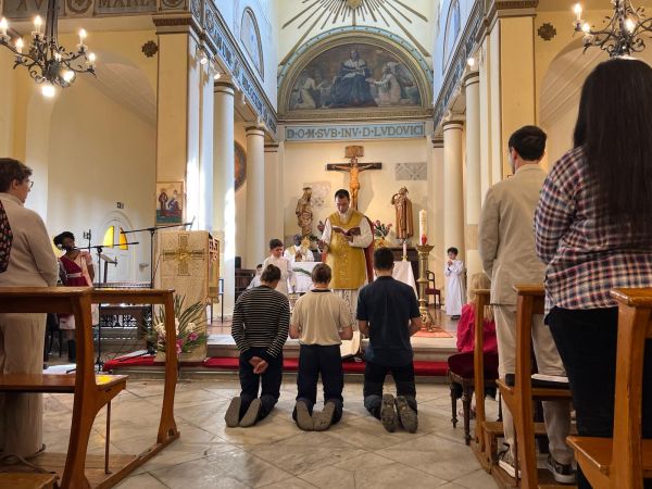 The sisters Madeleine and Marie-Liesse together with Louis Antona received a blessing from a priest during a Mass in Turkey. They arrived in Turkey on Palm Sunday 2024. In this predominantly Muslim country, they celebrated Easter, warmly welcomed by the small French-speaking community there. Credit: Photo courtesy of Louis Antona