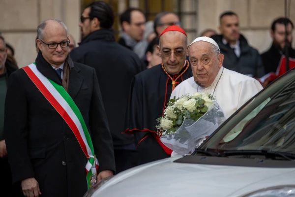 Pope Francis arrives with flowers for the traditional act of veneration of the Immaculate Conception at the Spanish Steps in Rome, Dec. 8, 2024. Credit: Daniel Ibáñez/CNA