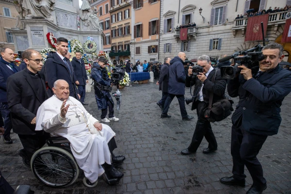 Pope Francis greets the crowd gathered at Rome’s Spanish Steps, Dec. 8, 2024. Credit: Daniel Ibáñez/CNA