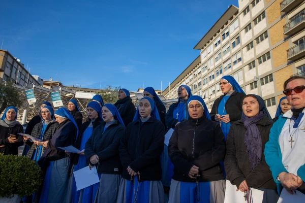 Religious sisters pray the rosary for Pope Francis outside Rome’s Gemelli Hospital on Saturday afternoon, Feb. 22, 2025. Credit: Daniel Ibáñez/CNA