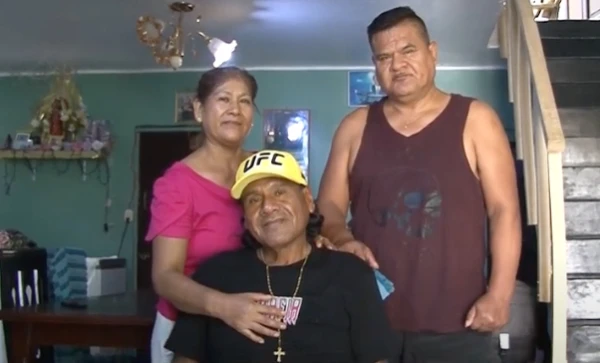 Máximo "Gatón" Napa (seated) with his sister Flor and brother Alberto. Credit: "EWTN Noticias"/Screenshot