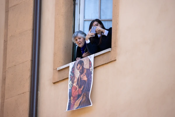 Spectators watch as a St. Joseph’s procession winds through the surrounding neighborhood of the Parish of San Giuseppe al Trionfale in Rome on March 19, 2025. Credit: Daniel Ibáñez/CNA