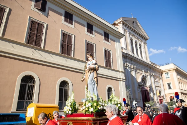A St. Joseph’s procession winds through the streets of Rome and the surrounding neighborhood of the Parish of San Giuseppe al Trionfale on March 19, 2025. Credit: Daniel Ibáñez/CNA