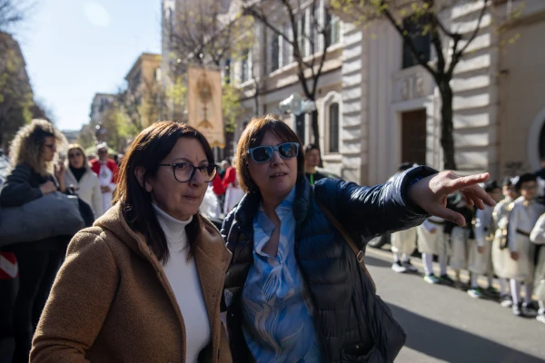 Participants observe the St. Joseph’s procession through the streets of Rome on March 19, 2025. Credit: Daniel Ibáñez/CNA