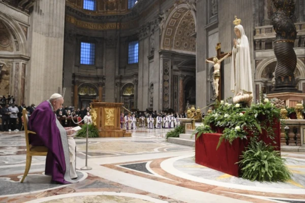 Pope Francis reads the Act of Consecration to the Immaculate Heart of Mary in St. Peter’s Basilica, March 25, 2022. Credit: Vatican Media