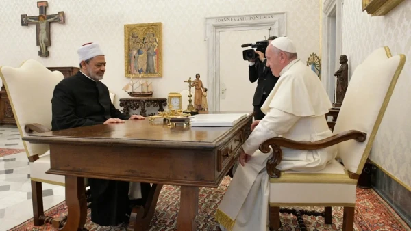 Pope Francis meets with Sheikh Ahmed Al-Tayeb at Al-Azhar, Egypt, on Nov. 7, 2017. Credit: L'Osservatore Romano