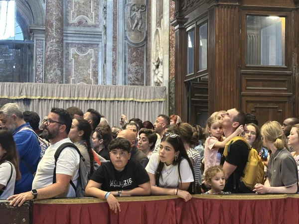 Thousands of Catholics wait in line to say their final goodbyes and pay their respects to Pope Francis on Wednesday, April 23, 2025, as the late pope lies in state in St. Peter’s Basilica. Credit: Courtney Mares/CNA