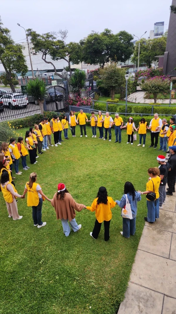The Emergency Missions team prays in community at the Parish of Santa María Reina. Credit: Photo courtesy of Fabrizio Caciano