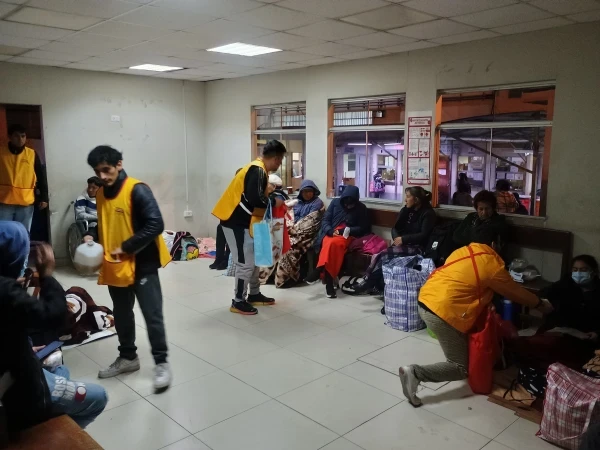 Emergency Mission volunteers bring food and drink to the families of hospital patients. Credit: Photo courtesy of Fabrizio Caciano