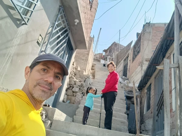 Fabrizio Caciano climbs a hill in the city of Lima, Peru. Credit: Photo courtesy of Fabrizio Caciano