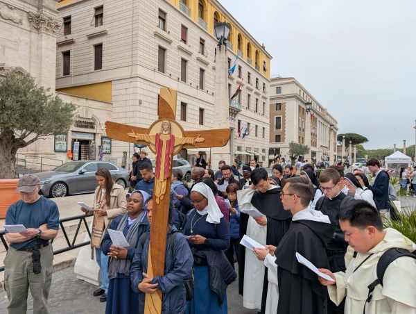 Jubilee of Hope pilgrims walk toward St. Peter's Basilica, the final destination of their St. Philip Neri's Seven Churches Pilgrimage, Monday, April 14, 2025. Credit: Jacob Derry