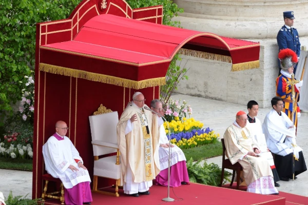 Pope Francis celebrates Easter Sunday Mass in 2017, flanked by tulips, hyacinths, and daffodils from the Netherlands. Credit: Lucia Ballester/CNA