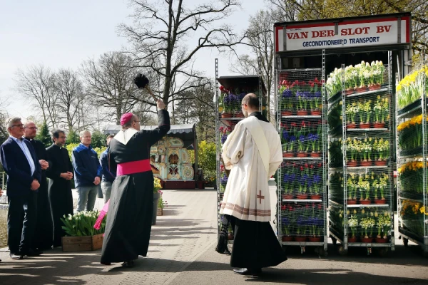 Bishop Hans van den Hende blesses the flowers destined for the Vatican on April 12, 2022. Credit: Ramon Mangold/Diocese of Rotterdam