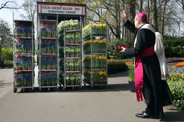 Bishop Hans van den Hende blesses the flowers destined for the Vatican on April 12, 2022. Credit: Ramon Mangold/Diocese of Rotterdam