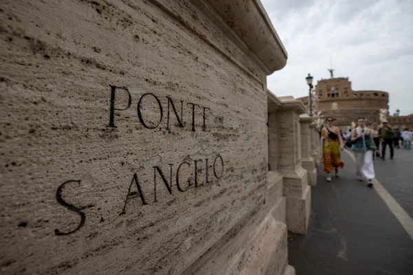 The name "Ponte S. Angelo" is etched in the bridge's travertine stone, a testament to its centuries-old identity in the heart of Rome. Credit: Daniel Ibáñez/CNA