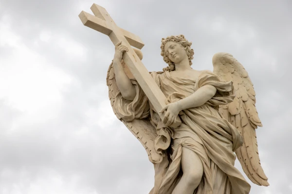An angel bearing the cross, created by Ercole Ferrata, stands as a centerpiece among the 10 statues lining the bridge. Credit: Daniel Ibáñez/CNA