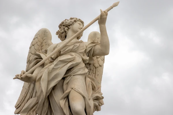 The angel with the lance of St. Longinus, sculpted by Domenico Guidi, bears the inscription "Vulnerasti cor meum" ("You have wounded my heart"). Credit: Daniel Ibáñez/CNA