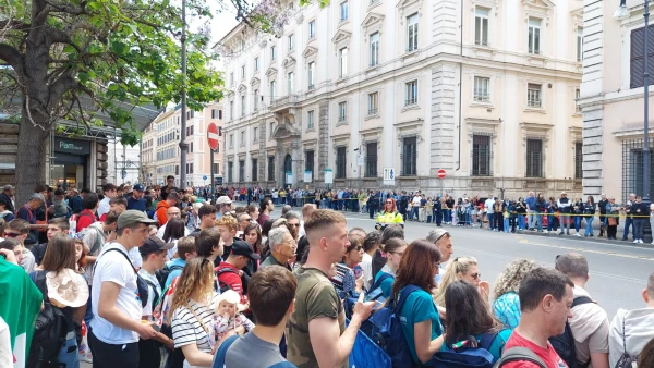 Mourners gather in the streets of Rome to see the procession of the coffin of Pope Francis, Saturday, April 26, 2025. Credit: Elias Turk/ACI MENA