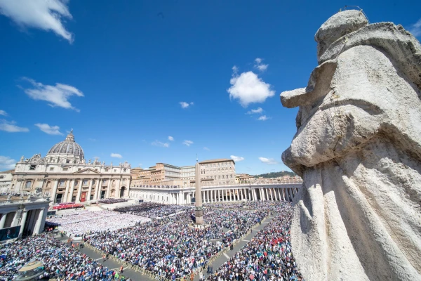 Hundreds of thousands of mourners attend the funeral of Pope Francis at St. Peter’s Square, Saturday, April 26, 2025. Credit: Daniel Ibáñez/CNA