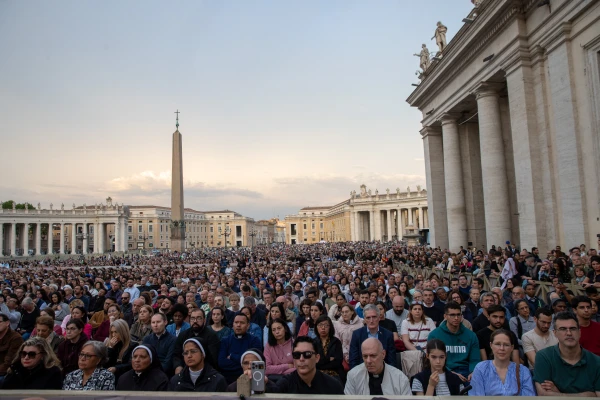 Thousands of Catholic gather to pray the rosary for Pope Francis in St. Peter’s Square at the Vatican, Monday, April 21, 2025. Credit: Daniel Ibáñez/CNA