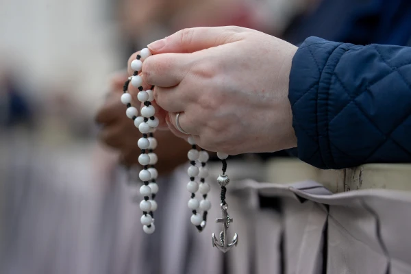 A Catholic prays the rosary for Pope Francis in St. Peter’s Square at the Vatican, Monday, April 21, 2025. Credit: Daniel Ibáñez/CNA