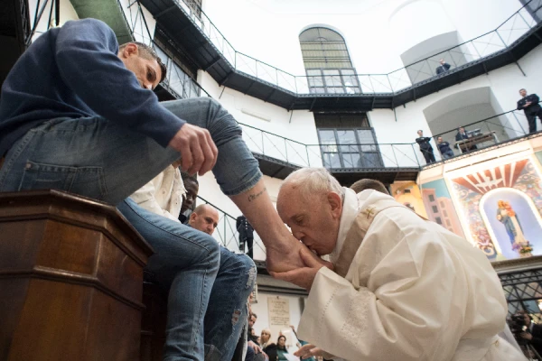 Pope Francis kisses prisoners’ feet at Rome’s Regina Coeli prison on March 29, 2018. Credit: Vatican Media