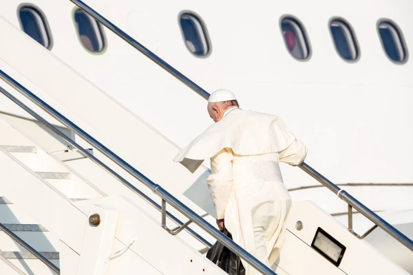 Pope Francis boards a plane at Rome’s Leonardo Da Vinci International Airport bound for Mozambique, Wednesday, Sept. 4, 2019. Credit: Daniel Ibáñez/CNA