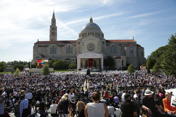 Crowds gather for the Mass canonizing St. Junipero Serra at the Basilica of the National Shrine of the Immaculate Conception in Washington, D.C., on Sept. 23, 2015. Credit: Alan Holdren/CNA