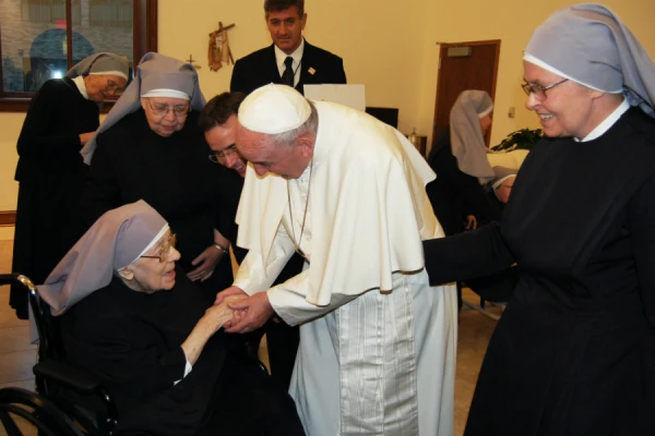 Pope Francis greets Sister Marie Mathilde, 102 years old, at the Jeanne Jugan Residence in Washington, D.C., Sept. 23, 2015. Credit: Photo courtesy of the Little Sisters of the Poor
