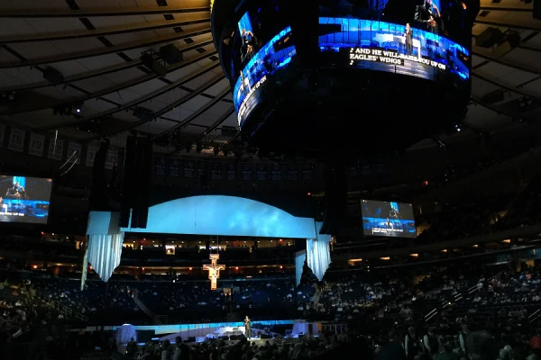Madison Square Garden prepares for the papal Mass, Sept. 25, 2015. Credit: Alan Holdren/CNA