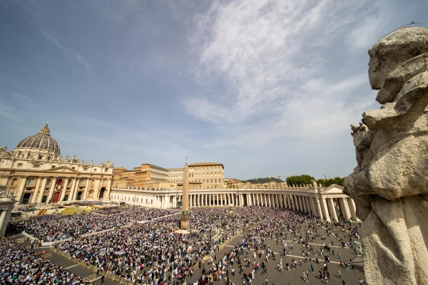A panoramic view of St. Peter's Square filled with faithful attending Easter Sunday Mass at the Vatican on April 20, 2025. Credit: Daniel Ibáñez/CNA