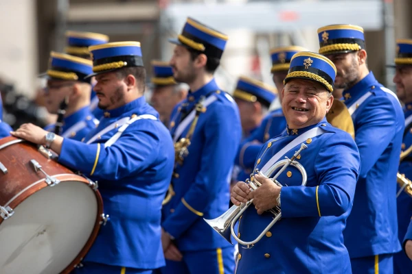 Musicians in formal blue uniforms perform during Easter Sunday celebrations at the Vatican on April 20, 2025. Credit: Daniel Ibáñez/CNA