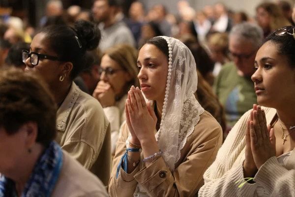 Faithful pray during the Holy Thursday liturgy at St. Peter's Basilica, Vatican City, April 17, 2025. Credit: Zofia Czubak/EWTN News