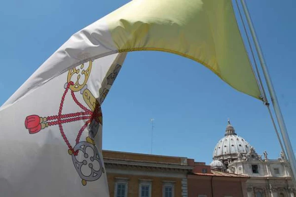 A Vatican flag waves over the dome of St. Peter’s Basilica. . Bohumil Petrik/CNA.