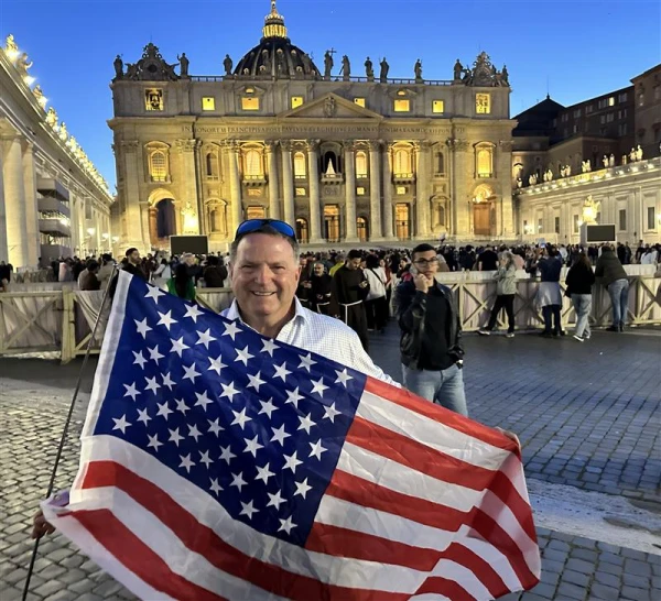 Jerry Grogan, holding an American flag before the announcement of the first U.S.-born pope, Leo XIV, on May 8, 2025, expressed his pride: “It’s so exciting to have someone from Chicago, my hometown, to represent the Catholic Church. I’m so proud.” Credit: Courtney Mares/CNA