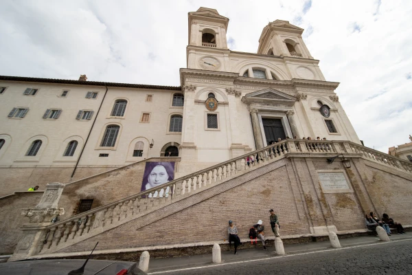 Today, visitors can access the Mater Admirabilis, where St. Therese of Lisieux prayed, through the entrance to the Instituto del Sacro Cuore, just to the left of the church of Santissima Trinità dei Monti. Credit: Daniel Ibanez/CNA