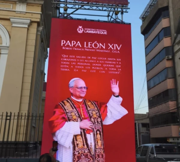 The cathedral was adorned with a giant banner of the Pontiff, featuring a phrase from his first greeting in St. Peter's Square. Credit: Diego López Marina