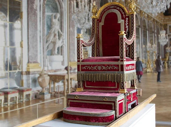 The sedia gestatoria (portable chair) of Pope Pius VII (1800-1823). Credit: Jebulon, CC BY-SA 3.0, via Wikimedia Commons