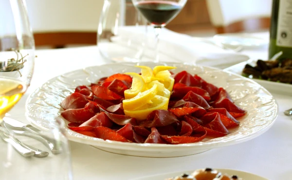 Antipasto di Bresaola. Credit: franzconde from Amsterdam, The Netherlands, CC BY 2.0, via Wikimedia Commons