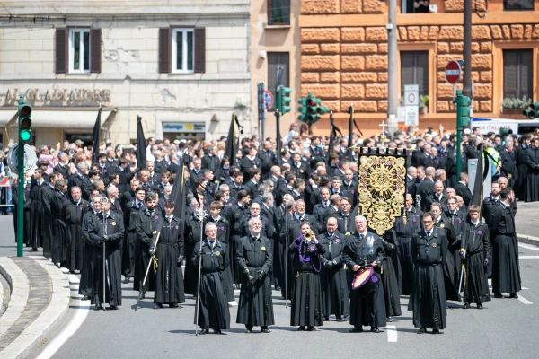 The faithful process during the grand procession of the Jubilee of Confraternities in Rome, Saturday, May 17, 2025. Credit: Daniel Ibáñez/CNA