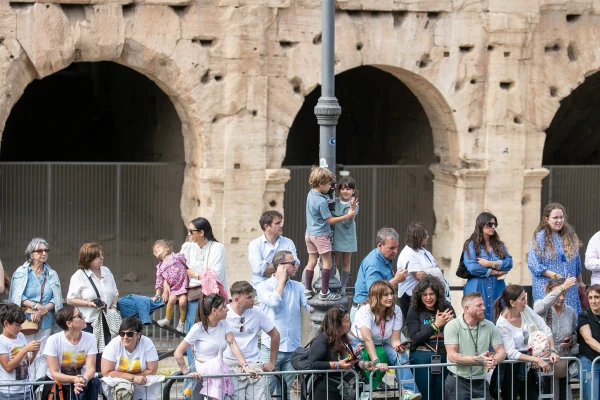 Observers watch the grand procession of the Jubilee of Confraternities in Rome, Saturday, May 17, 2025. Credit: Daniel Ibáñez/CNA