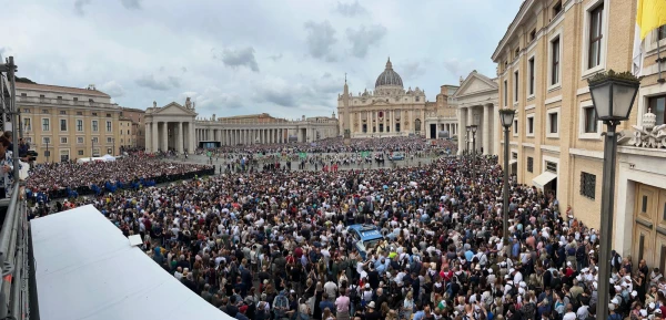 Huge crowds gathering on St. Peter’s Square ahead of the first Regina Coeli prayer with Pope Leo on Sunday, May 11, 2025. Peter Gagnon / EWTN News