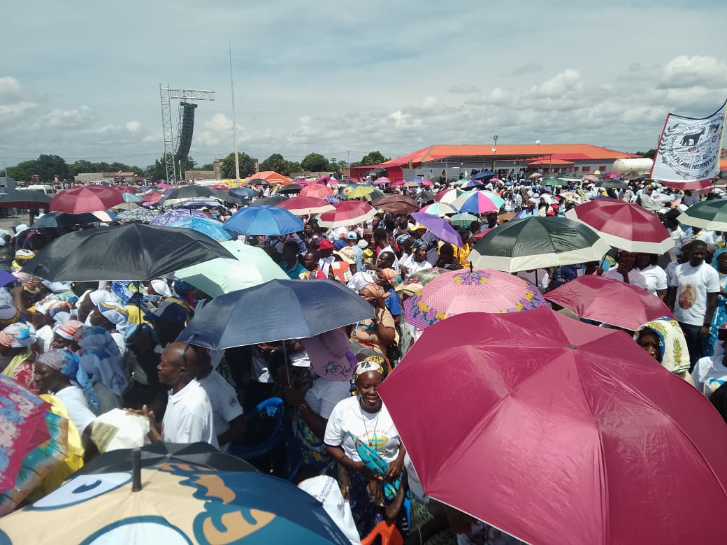 Crowds of people brave the heat and sun to attend Mass with Pope Leo XIV in Saurimo, Angola, on April 20, 2026. | Credit: Raúl Kangombe Sapiti/ACI Africa