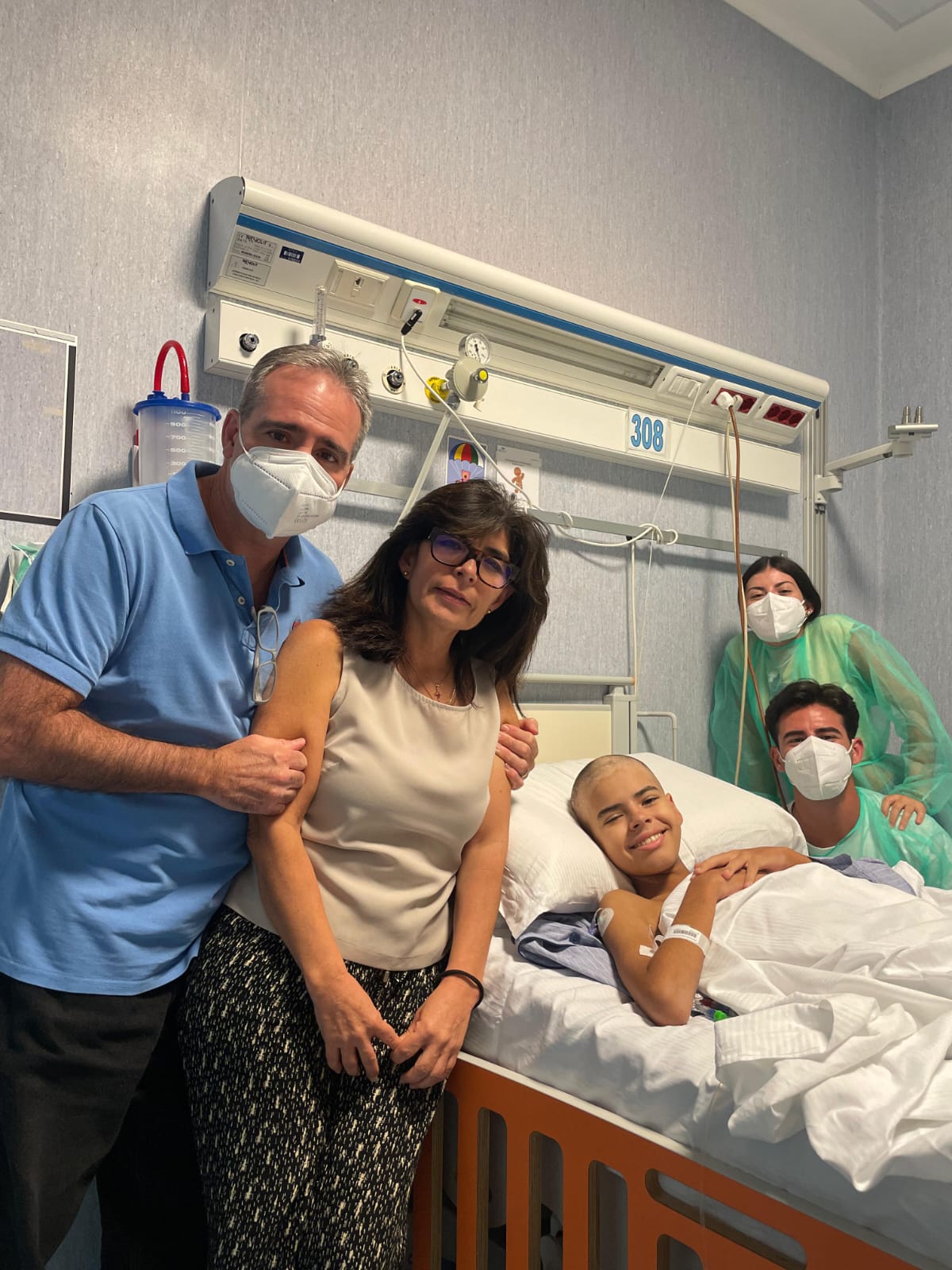 Ignacio Gonzálvez and his family at the hospital. | Credit: Carmen Gloria González